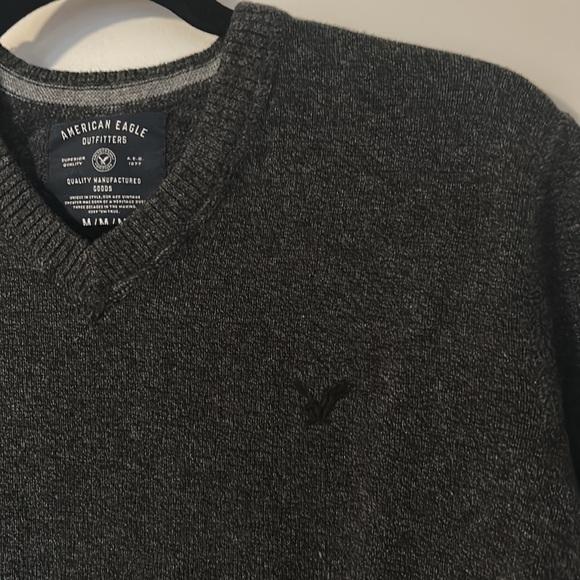 America Eagle Outfitters. Men’s v-neck Sweater, long sleeve Grey Color Size M - Picture 3 of 4